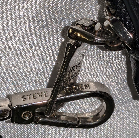 Steve Madden Black Wristlet Clutch - Lightweight and Stylish 👜 - Picture 4 of 8